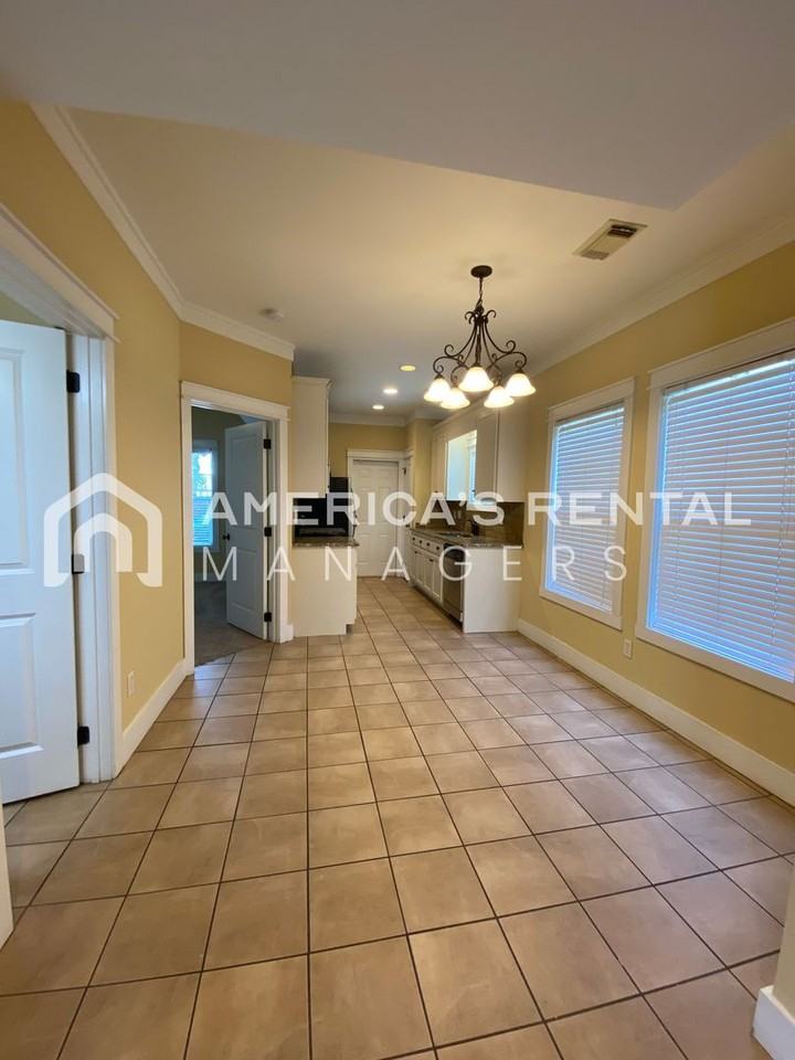 502 16th St #6 - Photo 4 of 19