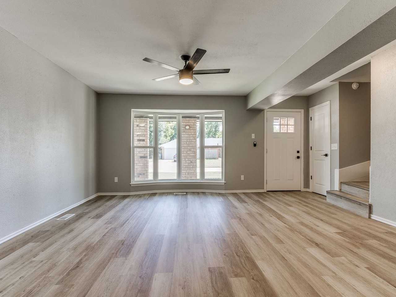 1717 Camelot Dr - Photo 5 of 31