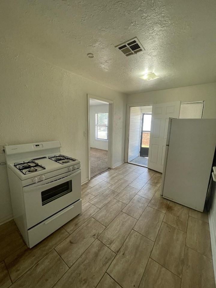 1025 Arkansas St - Photo 6 of 11
