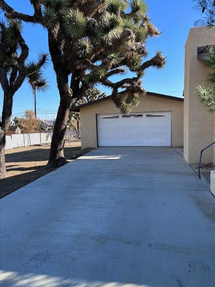 7423 Dumosa Ave - Photo 4 of 9