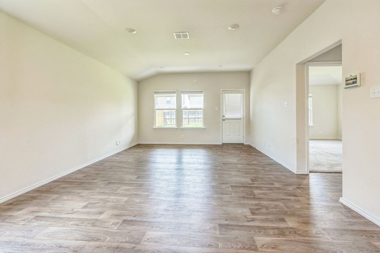 4307 Lake Ritter St - Photo 4 of 20