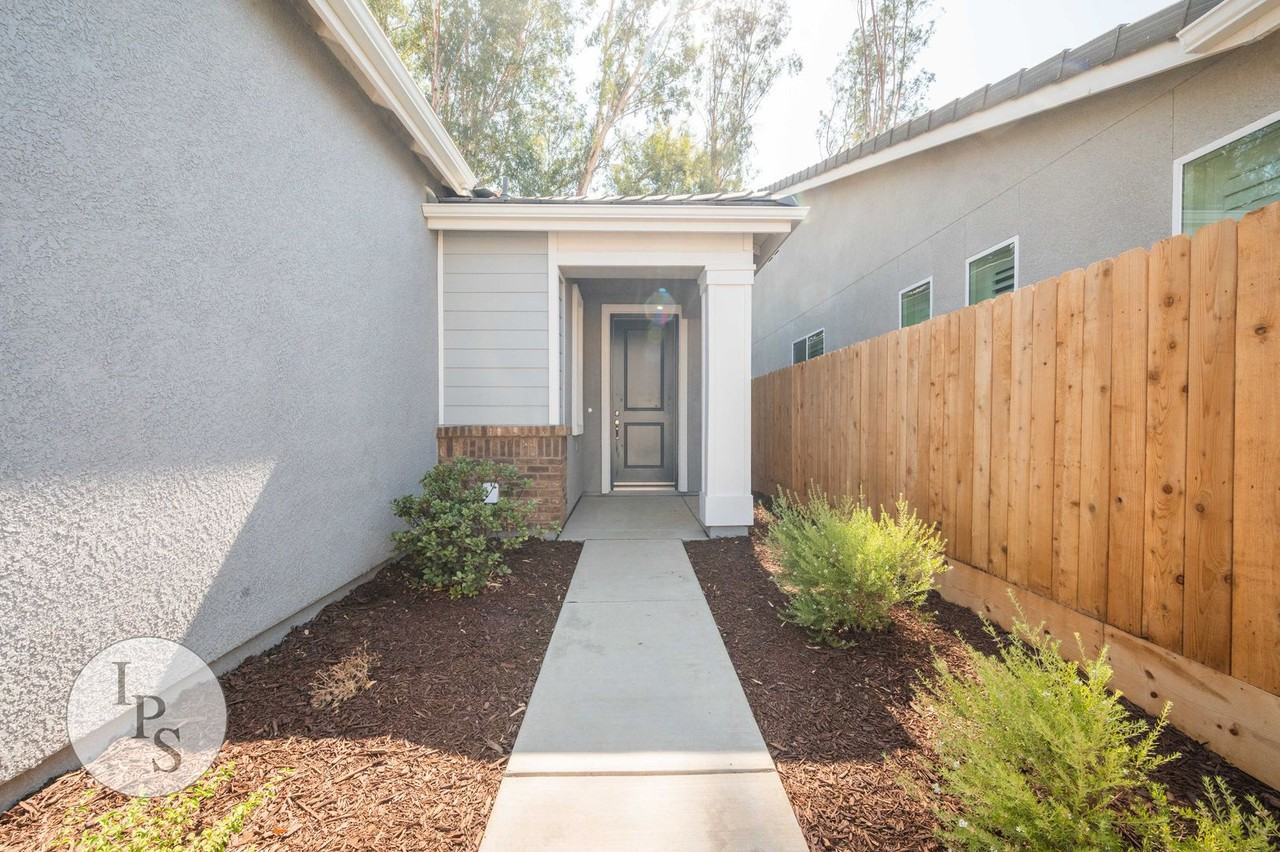 1457 Las Rosas Ave - Photo 4 of 28