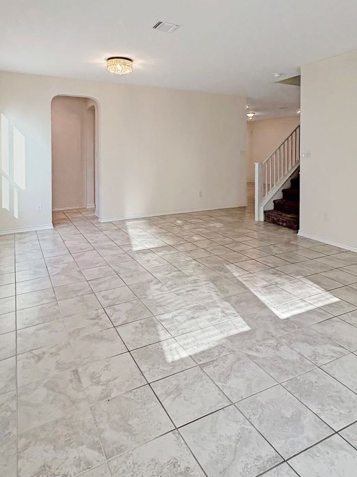 3910 Sunfield Dr - Photo 6 of 36