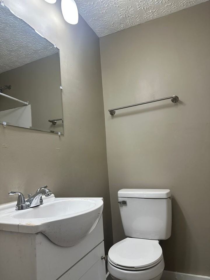 361 1/2 S Harris Ave - Photo 3 of 9