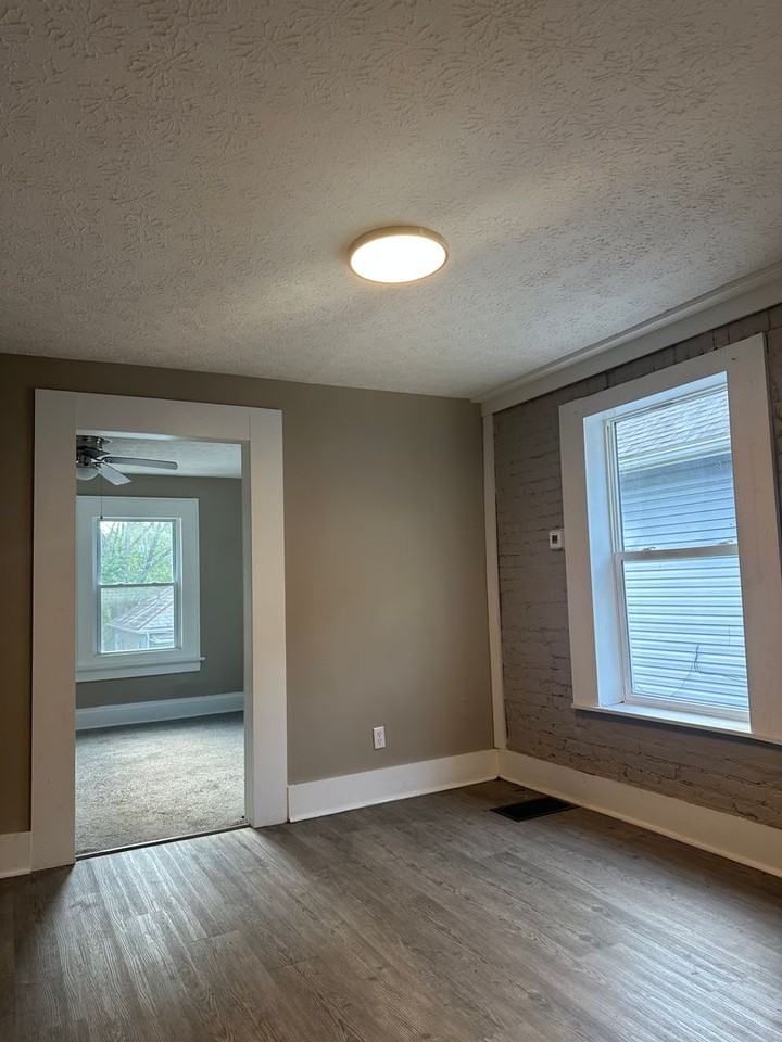 361 1/2 S Harris Ave - Photo 4 of 9