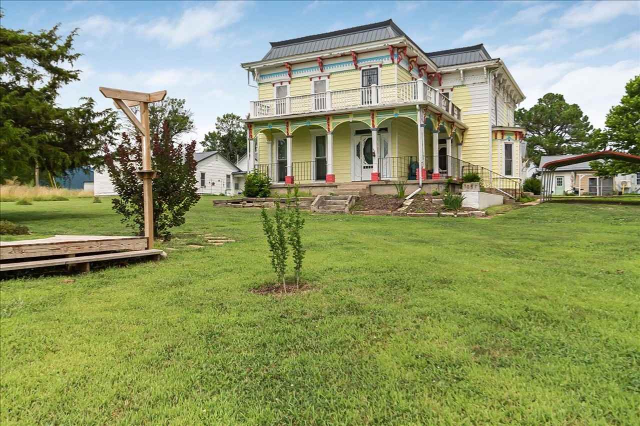 1057 Ne 75 - Photo 2 of 26