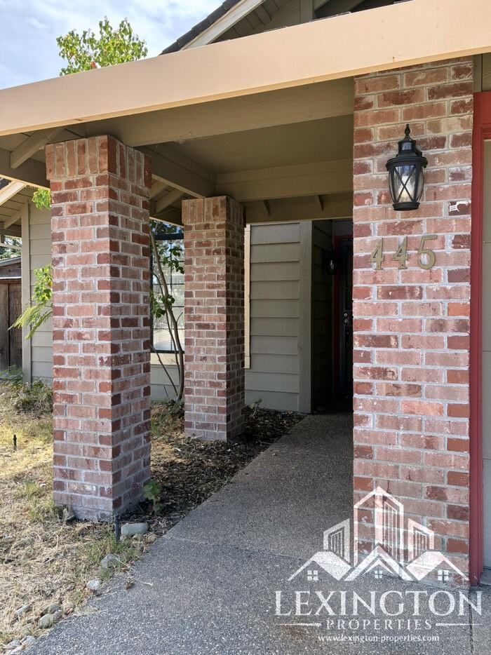 445 N Lexington Dr - Photo 2 of 40