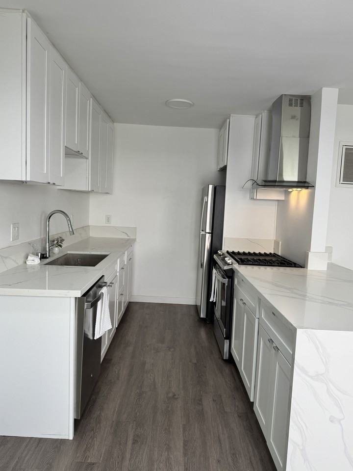 1424 12th St #E - Photo 3 of 15