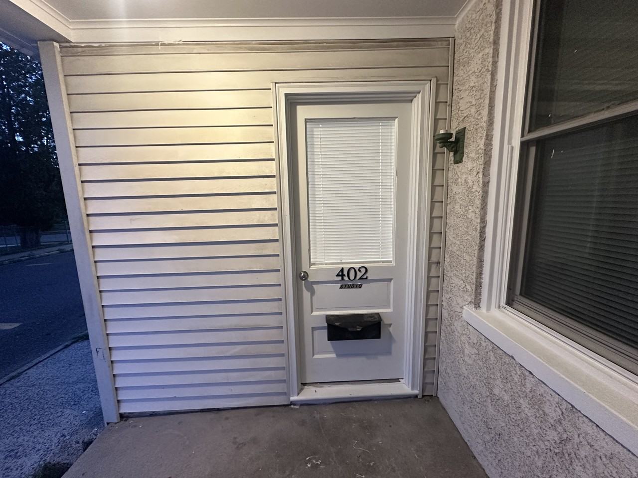 402 E Vine St - Photo 2 of 10
