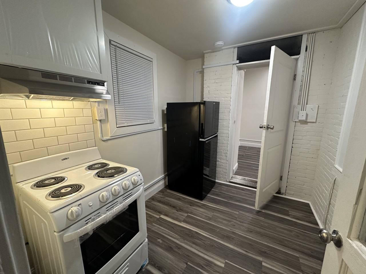 402 E Vine St - Photo 3 of 10