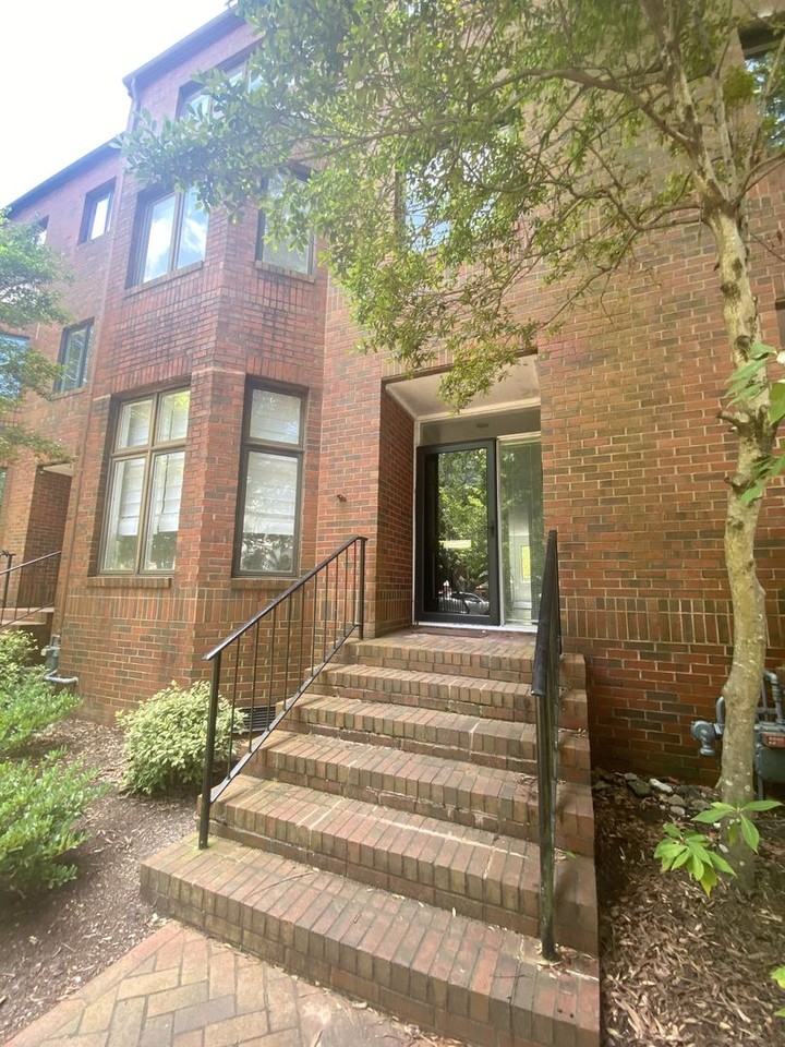 325 W Freemason St - Photo 3 of 45