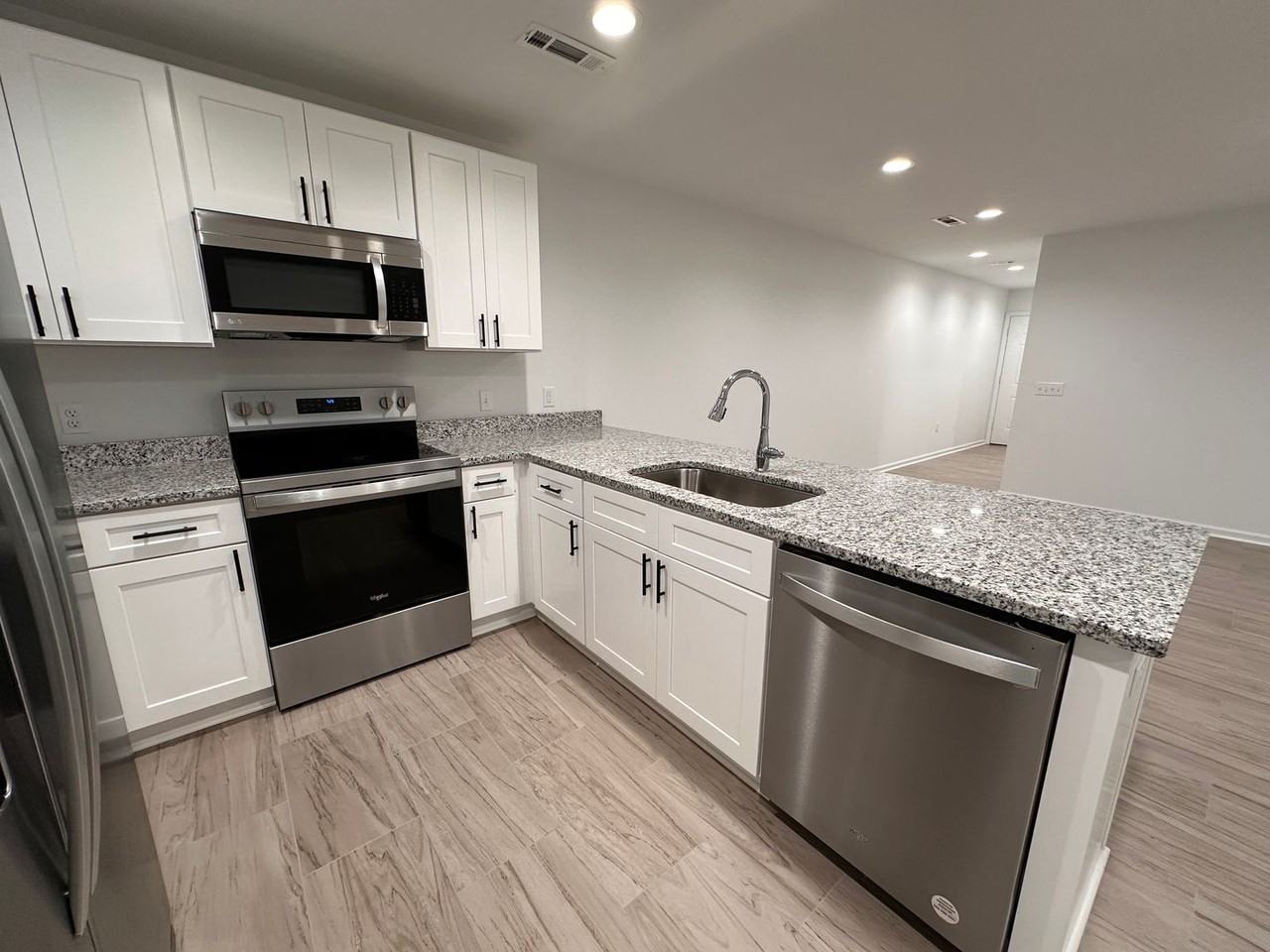 230 Charleston Dr - Photo 3 of 19