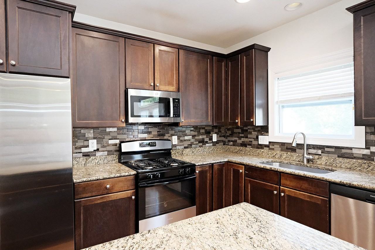 2135 Saranac Ct - Photo 5 of 19