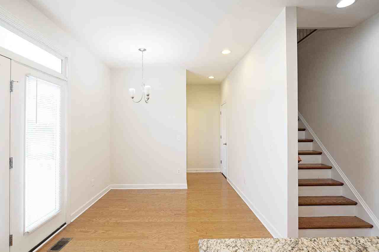 2135 Saranac Ct - Photo 3 of 19