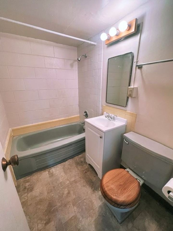 Tall Timbers @ 2204 W Northern Lights Blvd - Photo 7 of 41