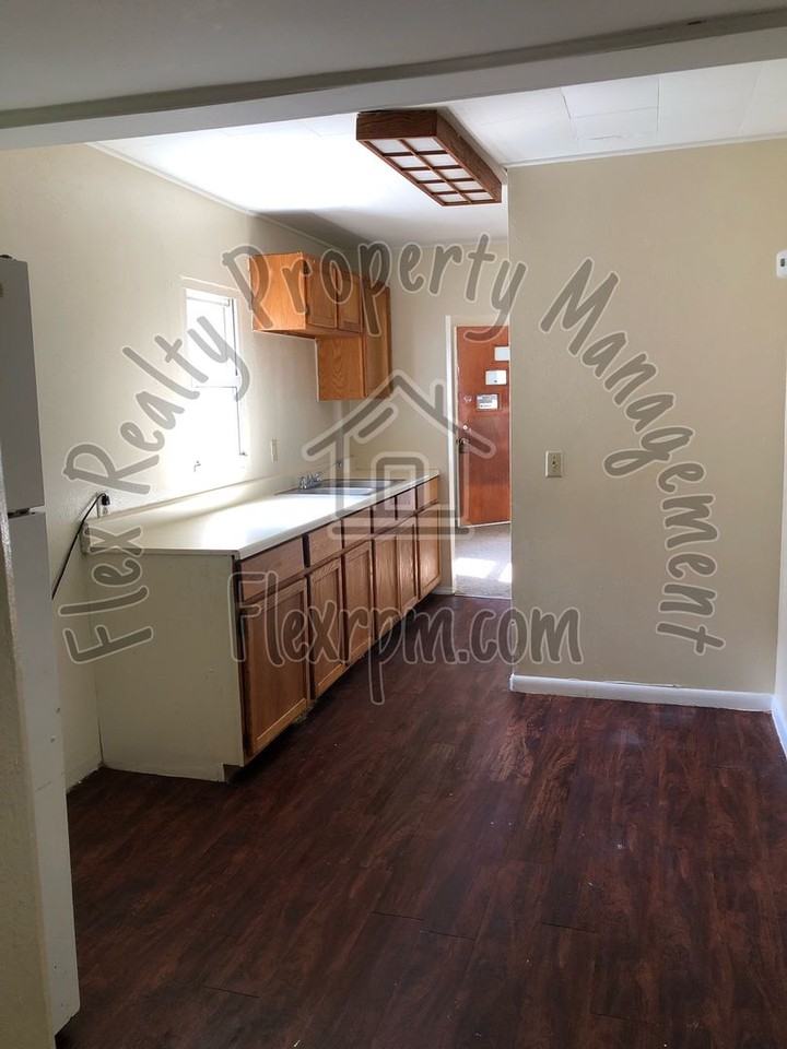 1762 Georgia Ave - Photo 6 of 7