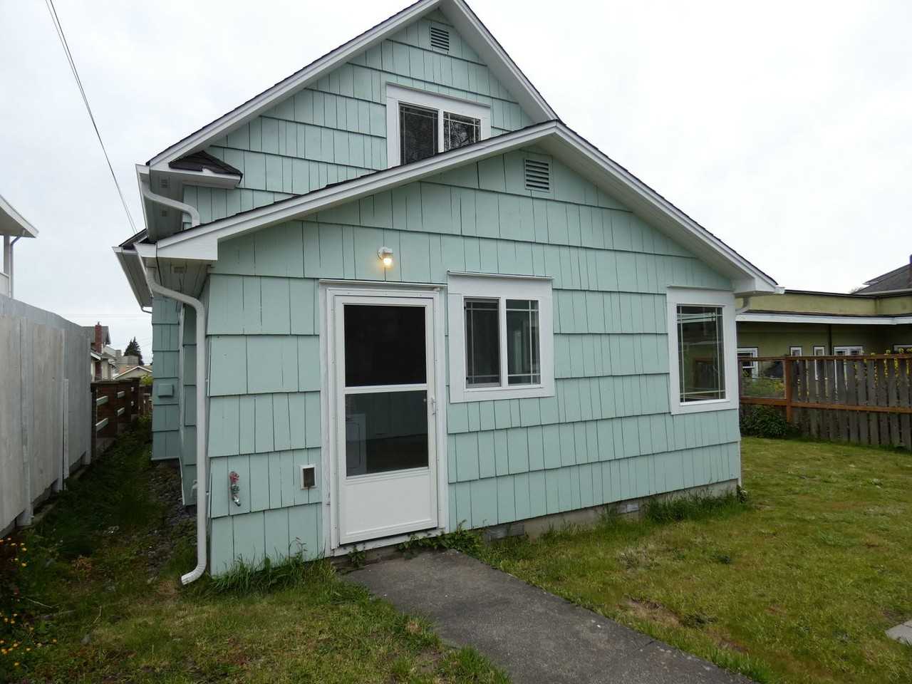 216 W 9th St - Photo 3 of 50