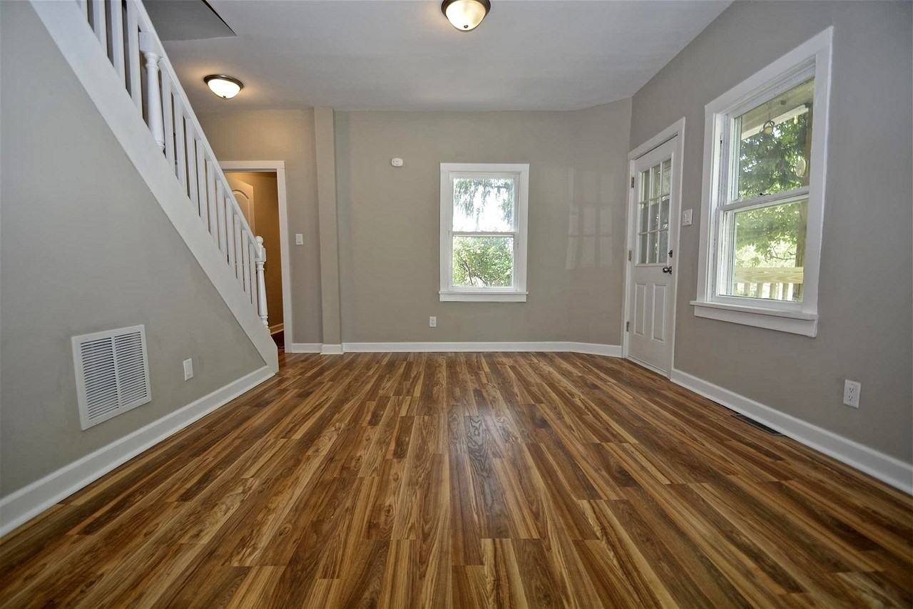 20 E Eureka Dr - Photo 2 of 7