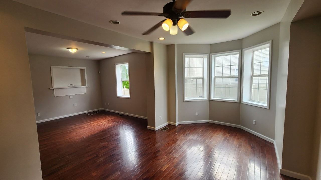 1674 Chichester Ave - Photo 3 of 16