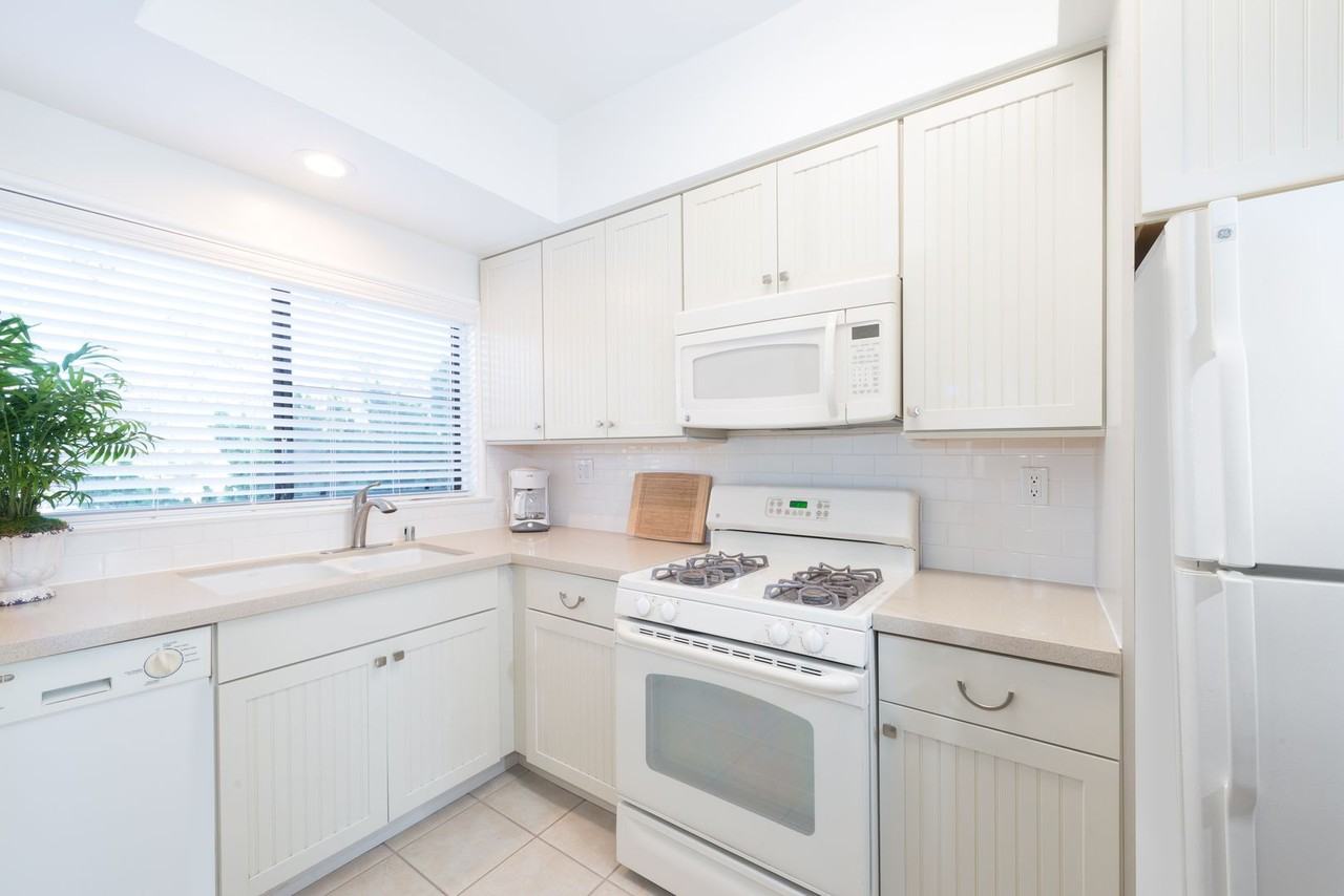 2000 Spindrift Dr - Photo 7 of 8