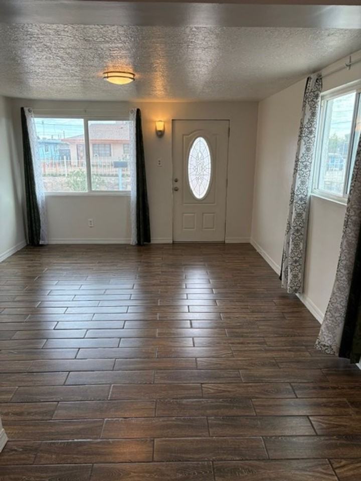 7414 Mimosa Ave - Photo 3 of 20