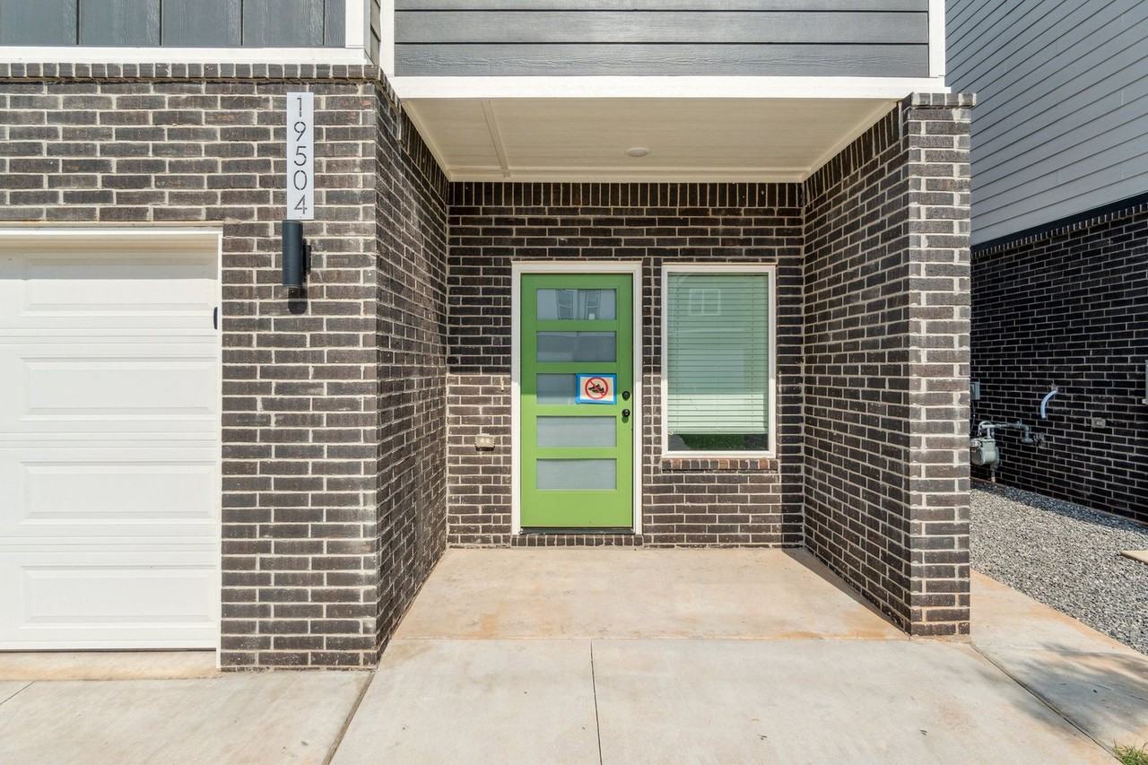 19504 Molly Pl - Photo 2 of 41