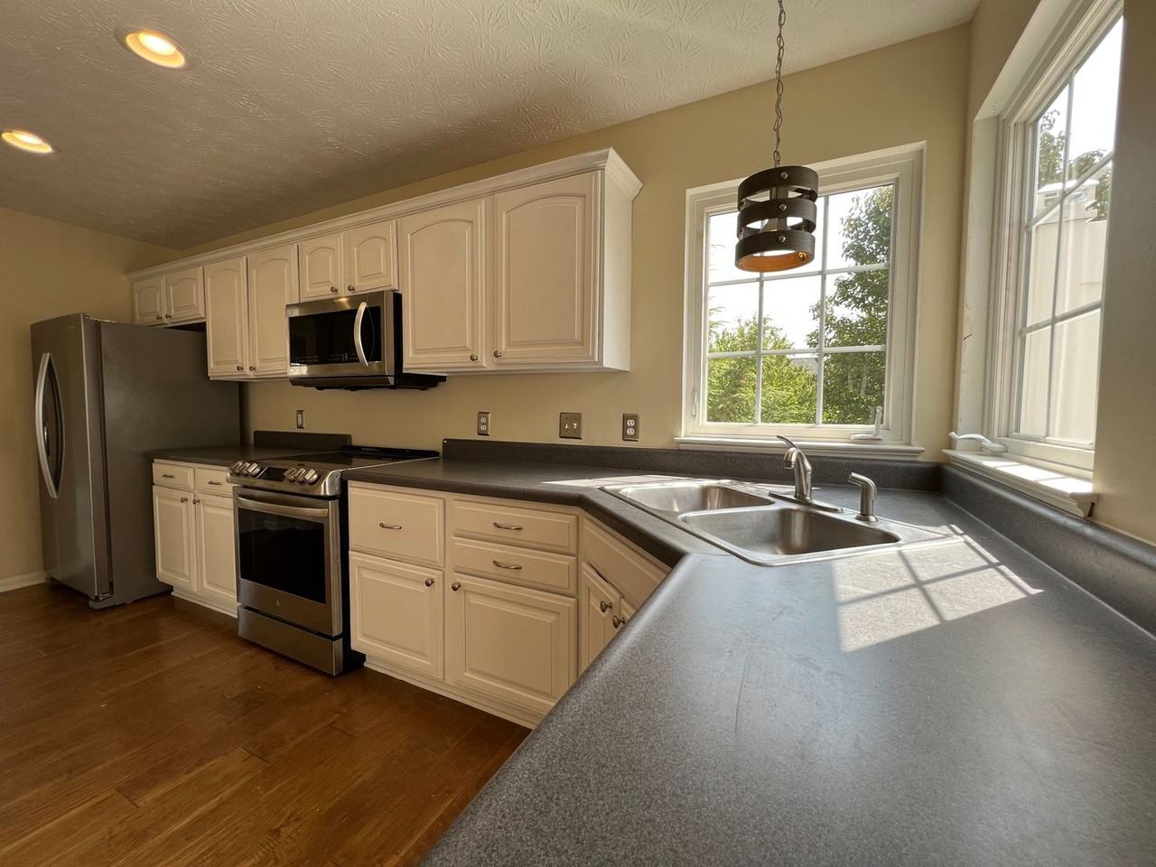 410 Village Pl - Photo 2 of 39