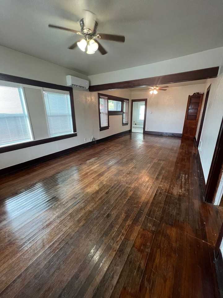 411 E Frank St - Photo 2 of 11