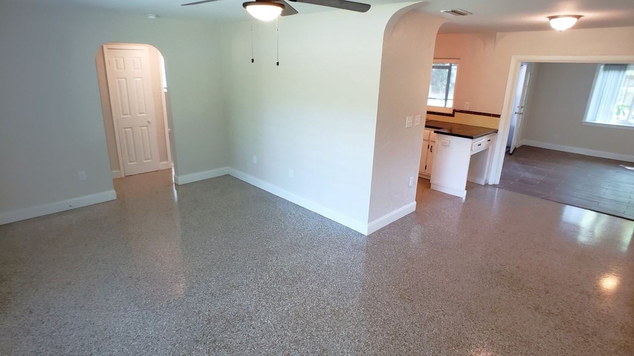 10312 N Oakleaf Ave - Photo 4 of 31