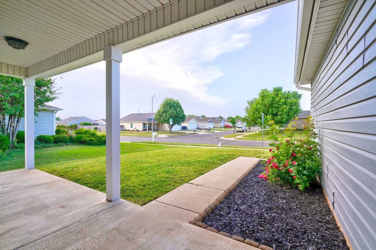 10425 Aberdeen Dr - Photo 3 of 48