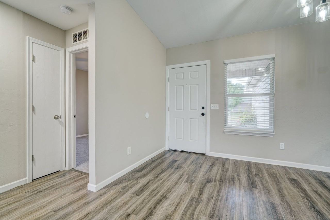 10425 Aberdeen Dr - Photo 5 of 48