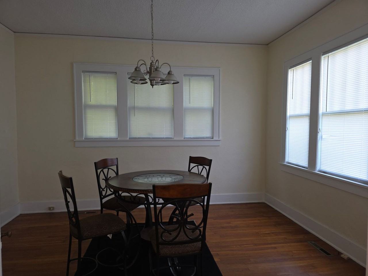 886 Ellis Ave - Photo 3 of 9