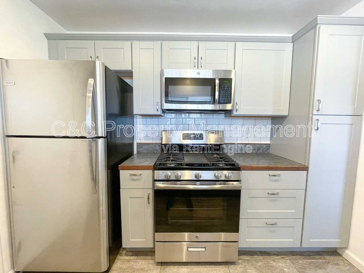 1190 Luxton St - Photo 5 of 12