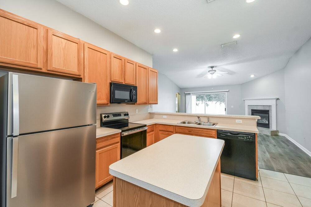 9135 Prosperity Lake Dr - Photo 7 of 16