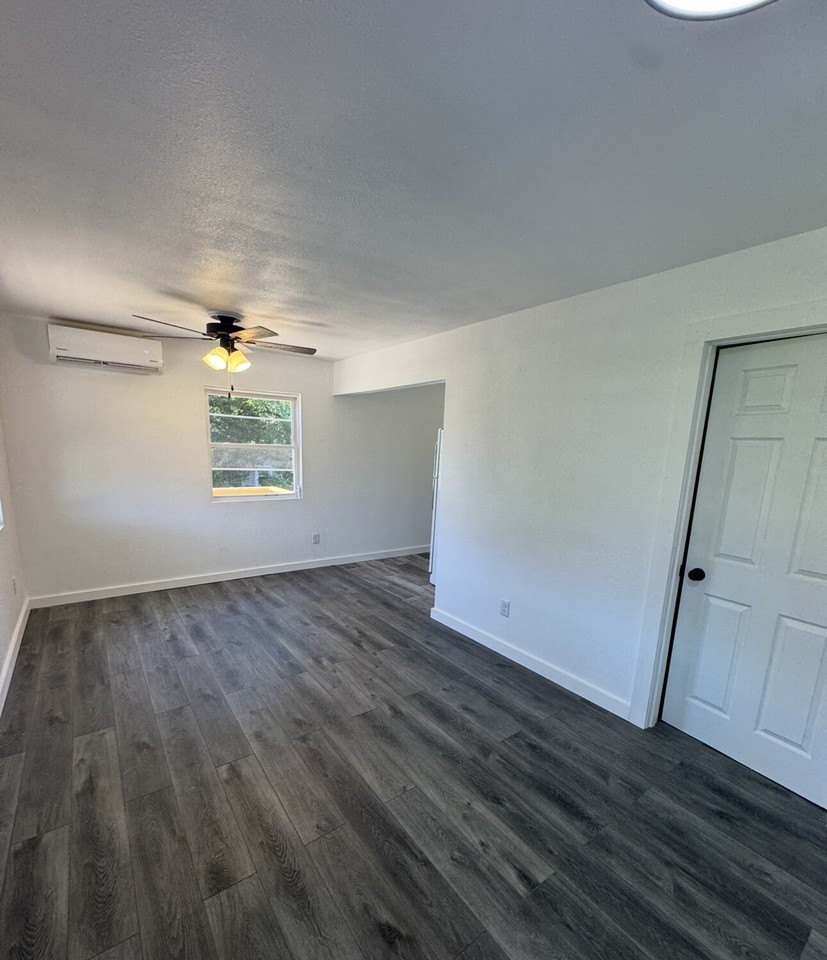 271 Shadowrock Dr Apt B - Photo 2 of 8