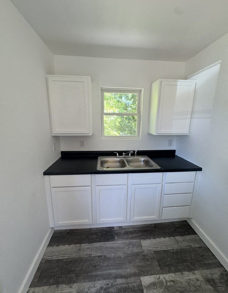 271 Shadowrock Dr Apt B - Photo 3 of 8