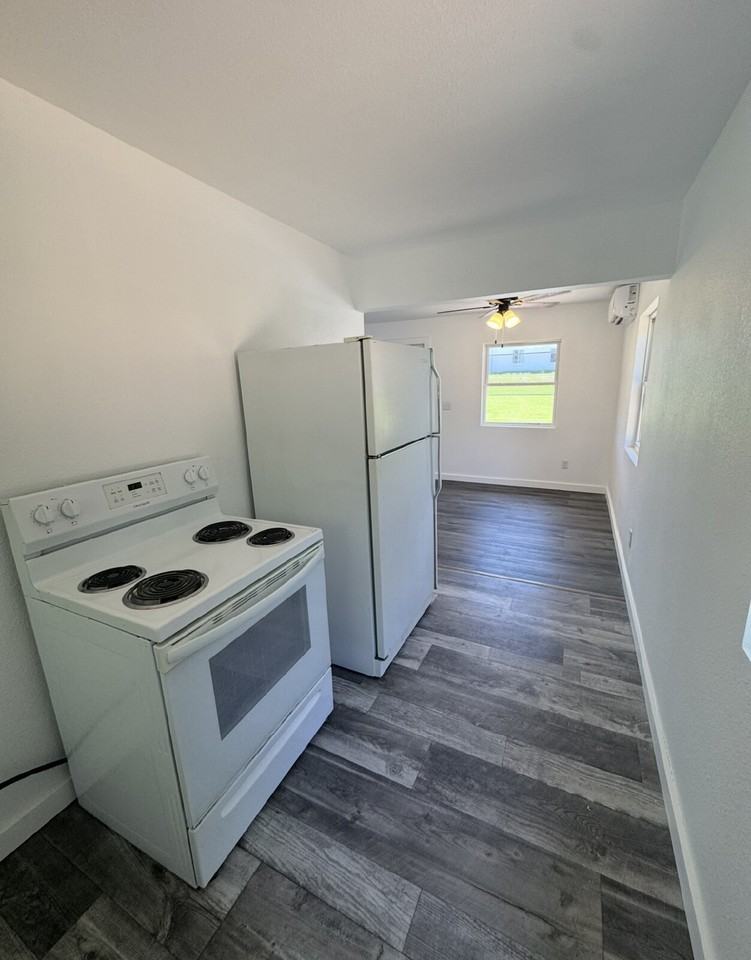 271 Shadowrock Dr Apt B - Photo 4 of 8