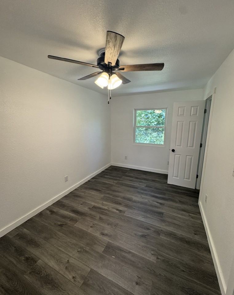 271 Shadowrock Dr Apt B - Photo 5 of 8