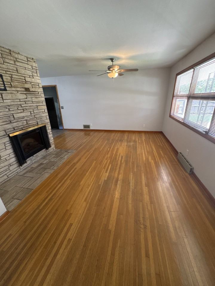 945 N Crestline St - Photo 3 of 3