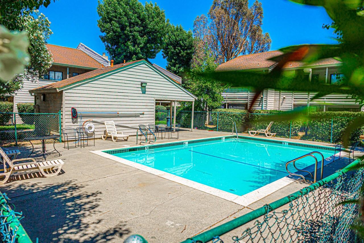 1063 - Photo 5 of 50