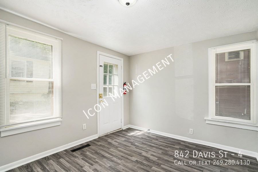 842 Davis St #4 - Photo 3 of 14