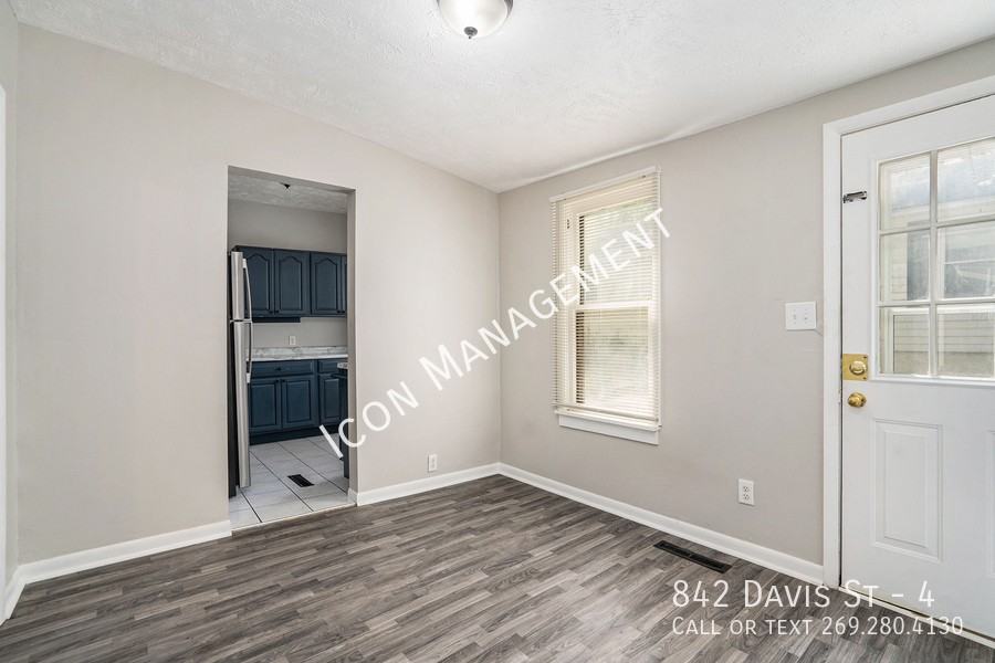 842 Davis St #4 - Photo 4 of 14