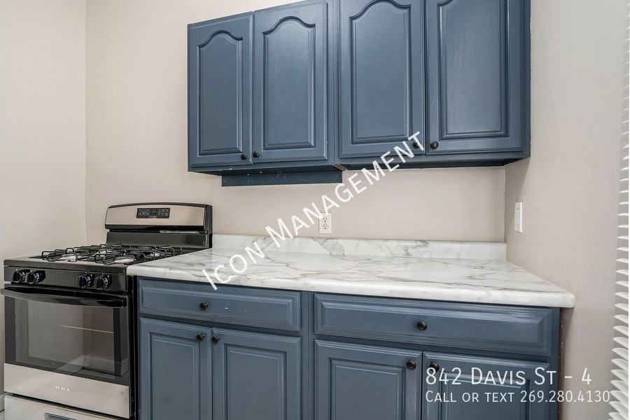 842 Davis St #4 - Photo 7 of 14