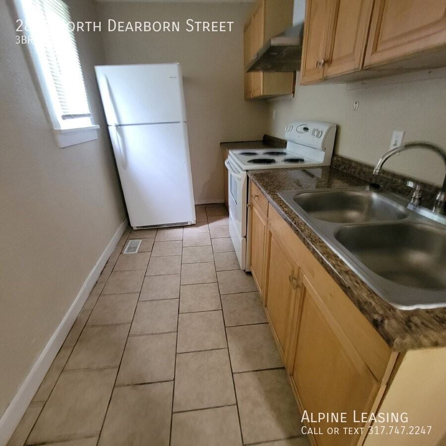 2866 N Dearborn St - Photo 2 of 6