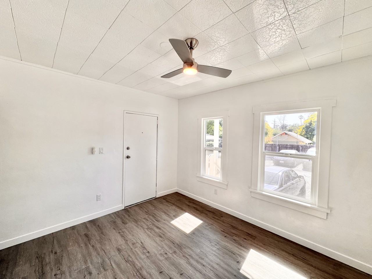 1559 N Hill Ave Property - Photo 2 of 8