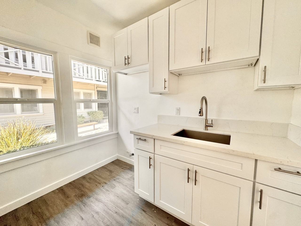 1559 N Hill Ave Property - Photo 3 of 8