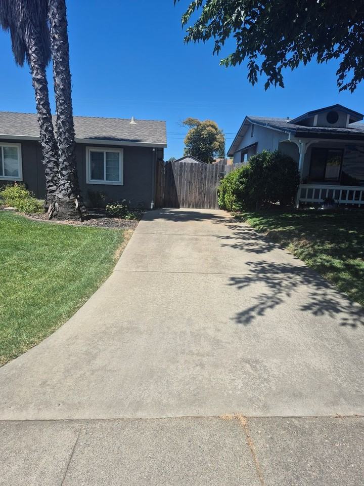 9213 Castlemont Cir - Photo 3 of 33