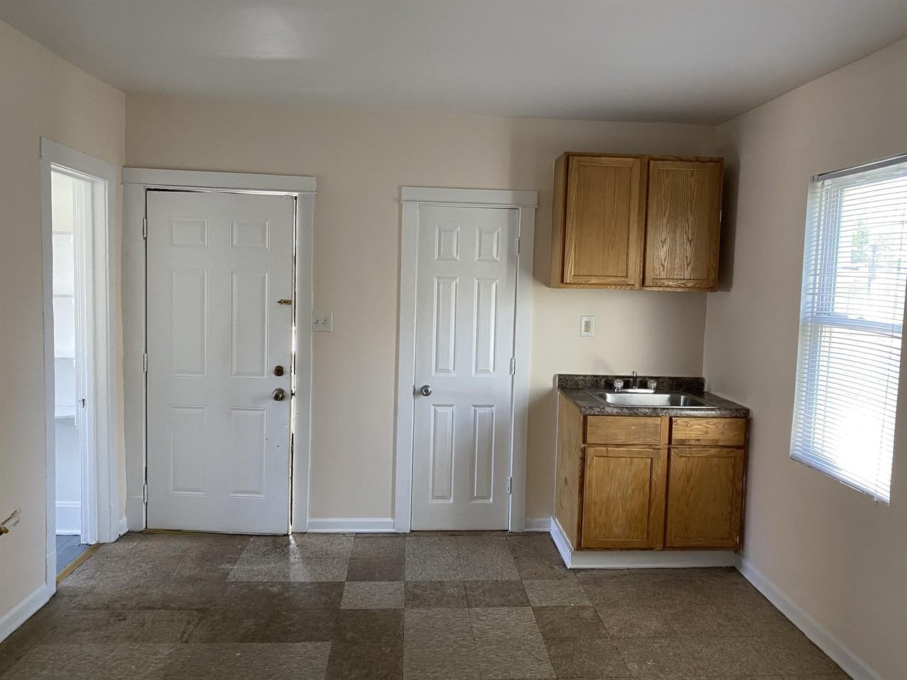 4911 Homerlee Avenue Unit#2R - Photo 3 of 7