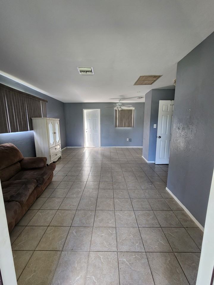 608 SE 46TH TER (8) Plex - Photo 3 of 10