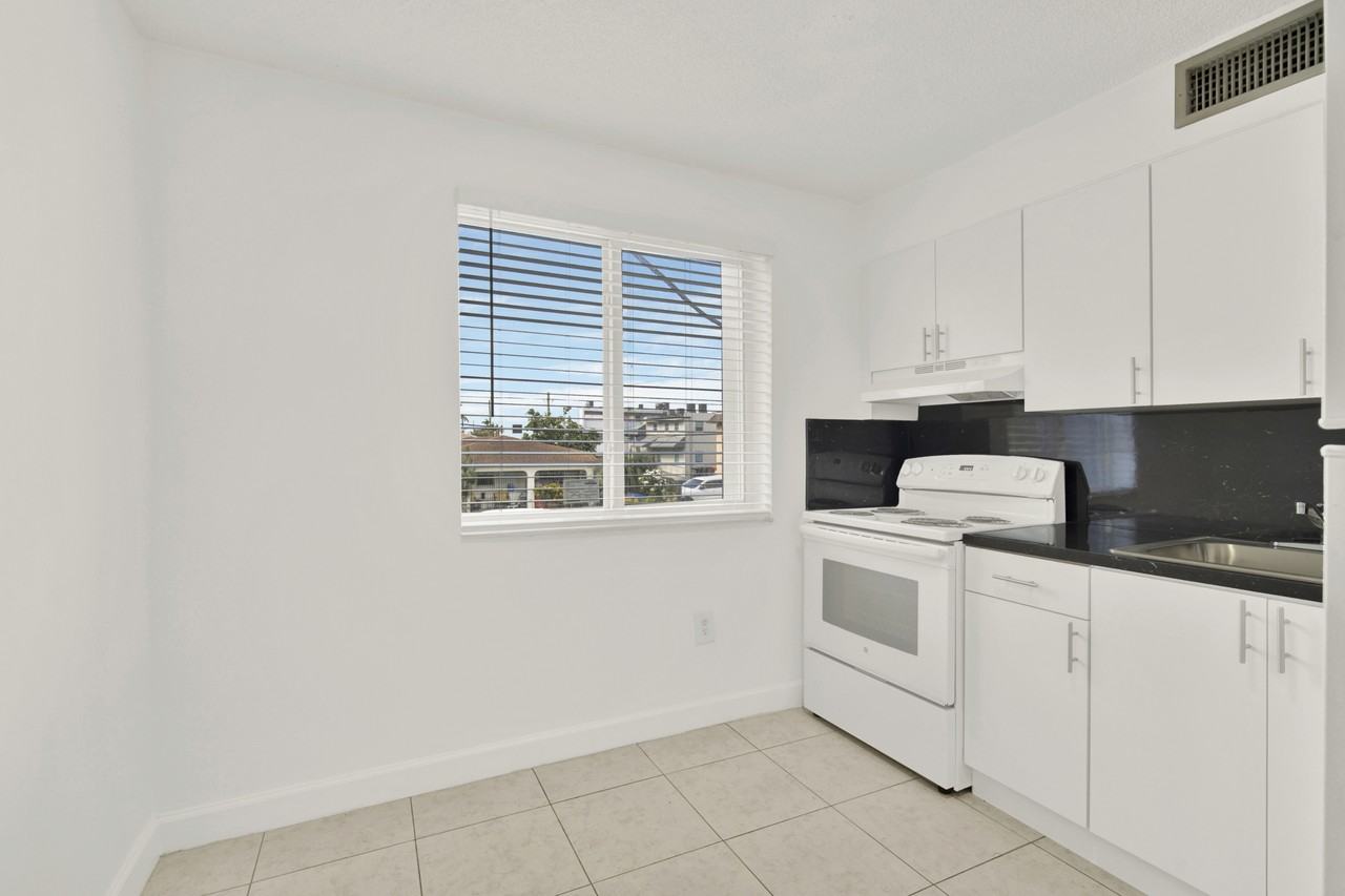 2726 SW 21 St. - Photo 4 of 23